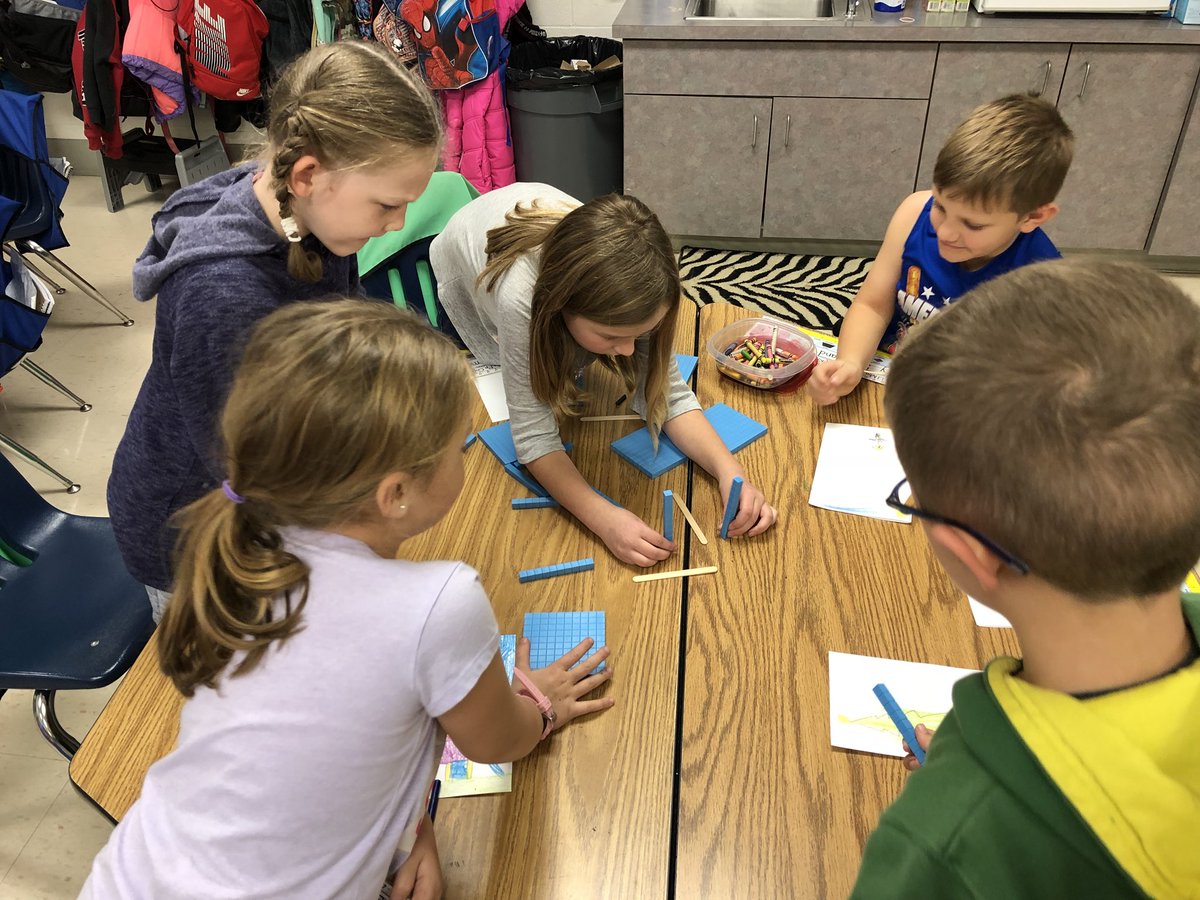 robinkramer's tweet photo. Polar Express bridge building challenge #weetiger #willardtigers #STEM https://t.co/fnHGUovN7i