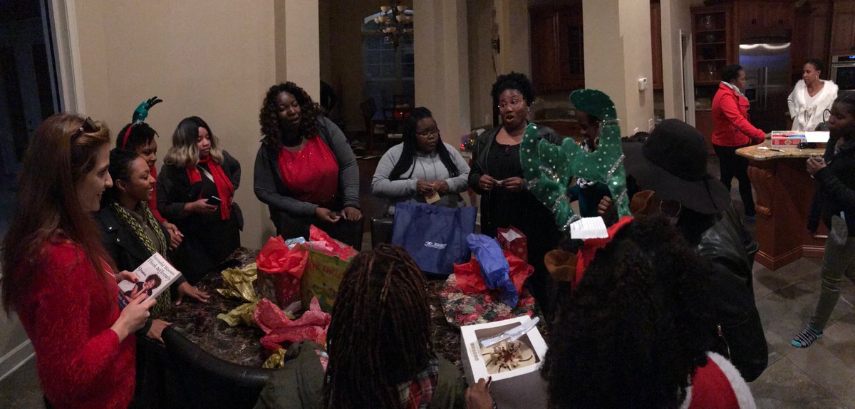 LabDaze's tweet image. Grad school can be so much fun, and we don&apos;t always meet to work in the lab. 😍 Happy HoliLABDaze!🎄