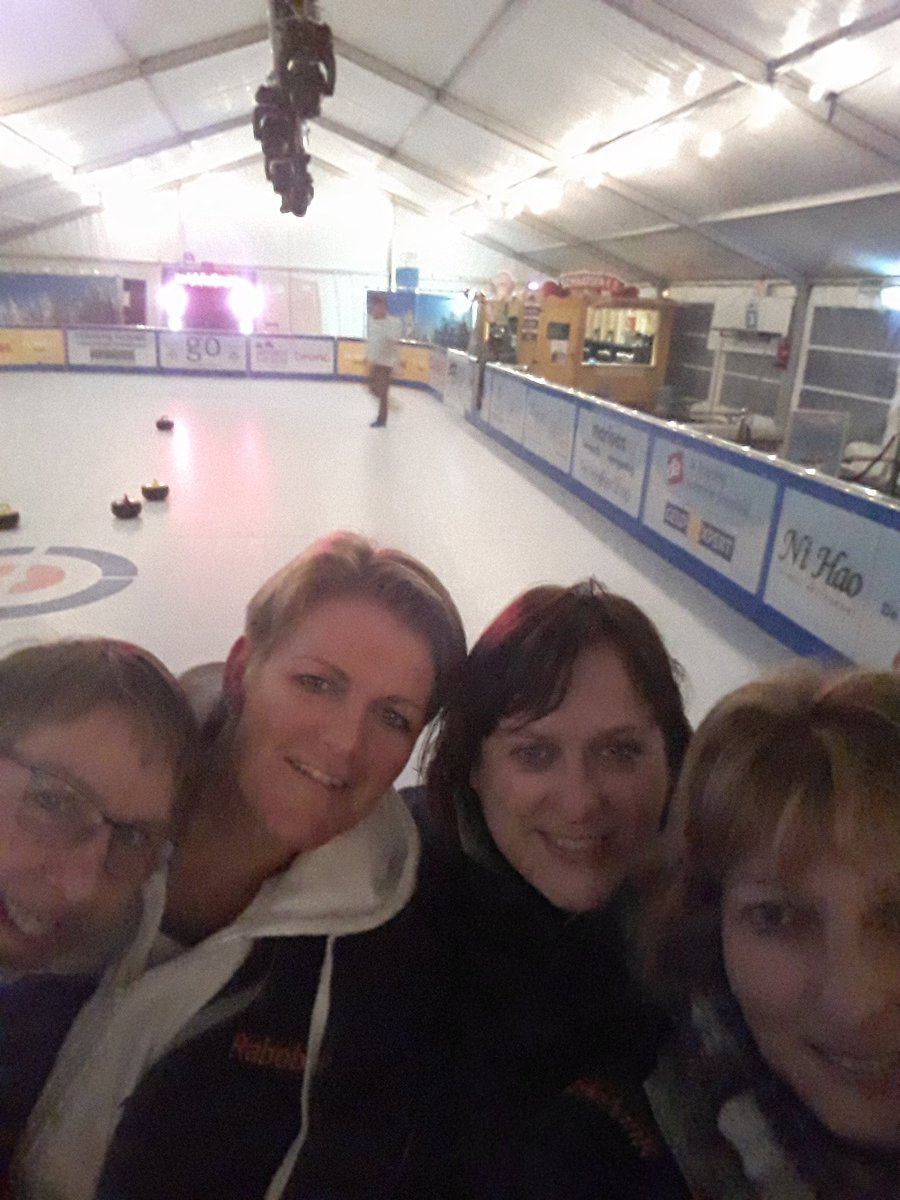 Samen met collega's @RaboAssenND klaar voor bedrijven curling ! <a href="/beleefbeilen/">Beleef Beilen</a>