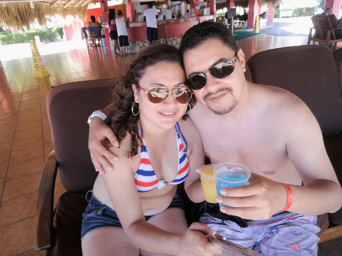 slsmeventos's tweet photo. Pasándola súper a lado de mi esposito #lunademieldecameron😘😘😘 te mega amo mi Alberto https://t.co/wxqmOfqz3D