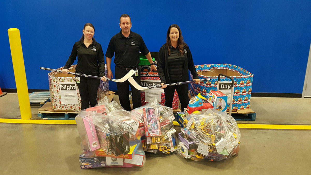ToyMountain's tweet photo. Thanks to Adam and the team at the Loblaws Distrubution Centre in Pickering!! Their over 600 employees raised more than 300 pounds of toys this season! Happy Holidays! #ToyMountain #TM2017 https://t.co/lWg6SEHDzJ
