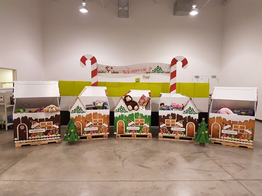 ToyMountain's tweet photo. Thank-you to the team at Menasha Packaging Canada! They had employees donate toys from all of their facilities in Ontario AND created this fun display to show off their hard work! Wishing you Happy Holidays and thank-you for your support! #ToyMountain #TM2017 https://t.co/I1a8lFJUi4