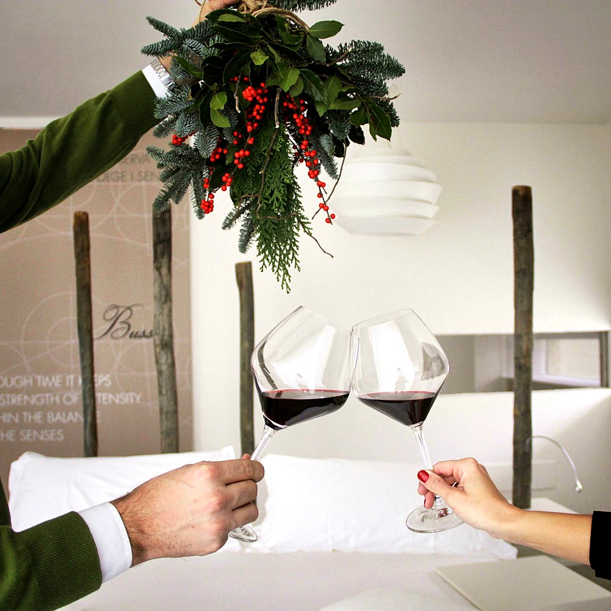 michelechiarlo's tweet photo. May your greatest wishes come true in 2018.
Happy New Year's Eve #Winelovers 🌟🍷 #michelechiarlo #chiarlo #barolocannubi #barolocerequio #langhe #piemonte https://t.co/7DTrBsVUNu