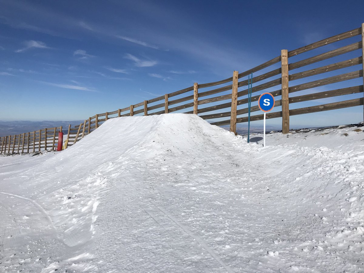 websierranevada's tweet photo. El #snowpark de #SierraNevada va tomando forma. Se ha abierto el sector 1 con estos saltos: step down 3 y 5m, pirámide 4 y 6 m, step up 6m y fun box 4m. 
Y comenzamos la instalación del miniparque. https://t.co/rGRTWf5Q8H