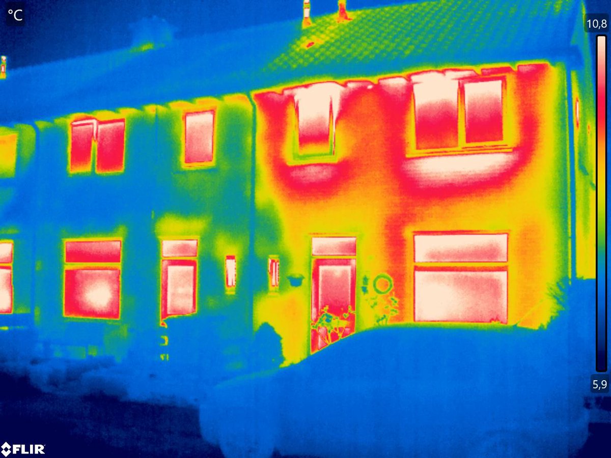 Zeg nou zelf...welke woning moet nog worden voorzien van #spouwmuur #isolatie denk je..? #thermografie #warmtebeelden