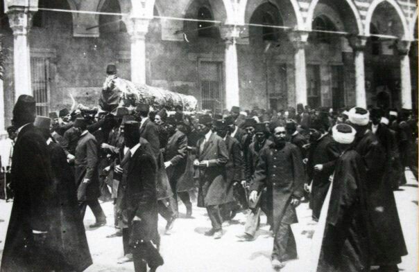 Tarihnediyor's tweet photo. Geceye bir fotoğraf...
(Son Sultan II.Abdülhamid'in Cenaze si 1918) https://t.co/ozwqNgPBAF