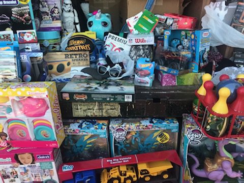 LAonCloud9's tweet photo. @AdvanexAmericas hooked us up with toys for our low income families. Pretty amazing to have the suppory of AWESOME companies like Advanex Americas #MerryChristmas #Toys #HelpingTheHomeless #Christmas2017 https://t.co/YqJdzhkcHQ