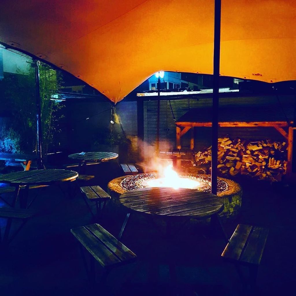 chiswickish's tweet photo. Big fan of the Black Lion Fire Pit! > RT @theblacklionw6: Are you having a #cosy #evening?#warm #firpit #hammersmith #chiswick #garden https://t.co/f4NbcTErvQ https://t.co/uC0YI3pQHX