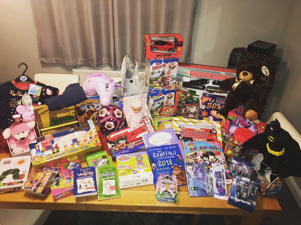 Thank you so much to my lovely colleagues who donated all these presents to Mission Christmas 🎄🎉 #40presentslater 🎁 #radiocity #missionchristmas2017 #reverseadventcalendar @RadioCity967