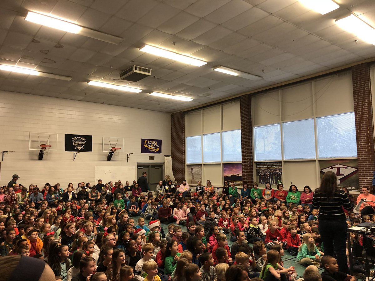 aprilmnorris's tweet photo. Christmas All-Sing at the hive! @1DanLawson @TCSPublic @OneAtticus #MerryChristmas https://t.co/yDhIwc0sw2