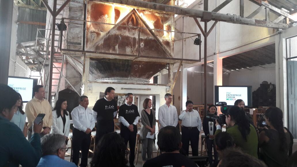 Oaxacanita's tweet photo. Hoy es el último día de #OC3MITDLabMx. 
En la ceremonia de clausura hablamos sobre la importancia de la implementación de programas como el de @dlab_mit  en Oaxaca. 
El gobernador @alejandromurat conoció los prototipos que surgieron de este programa.
¡Gracias a todos! https://t.co/XEt61q5hAD