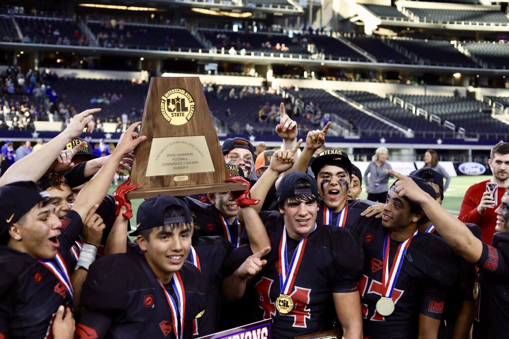 texashsfootball's tweet photo. Champs. #Strawn. #UILState https://t.co/tRltBoN7MJ