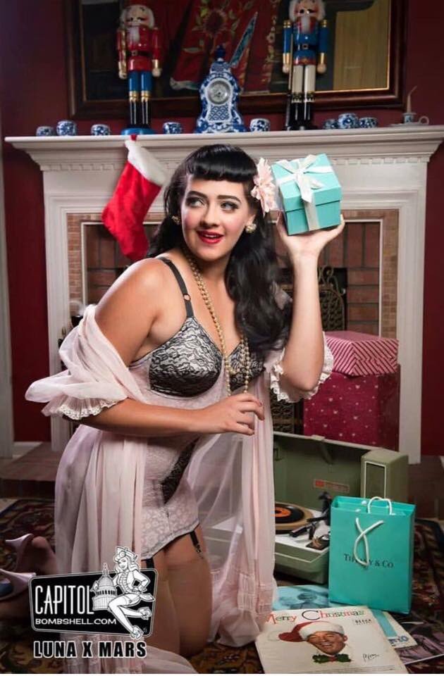 LunaxMars's tweet photo. I'm a master at shaking Christmas presents! 🎁 Photo by @CapBombshell #pinupgirl #newyorklusciousladies #thelusciousladies #youcansitwithus #pinup #pinupnewyork #pinupfamily #retro #vintage #capitolbombshell https://t.co/i2KyDmDaak