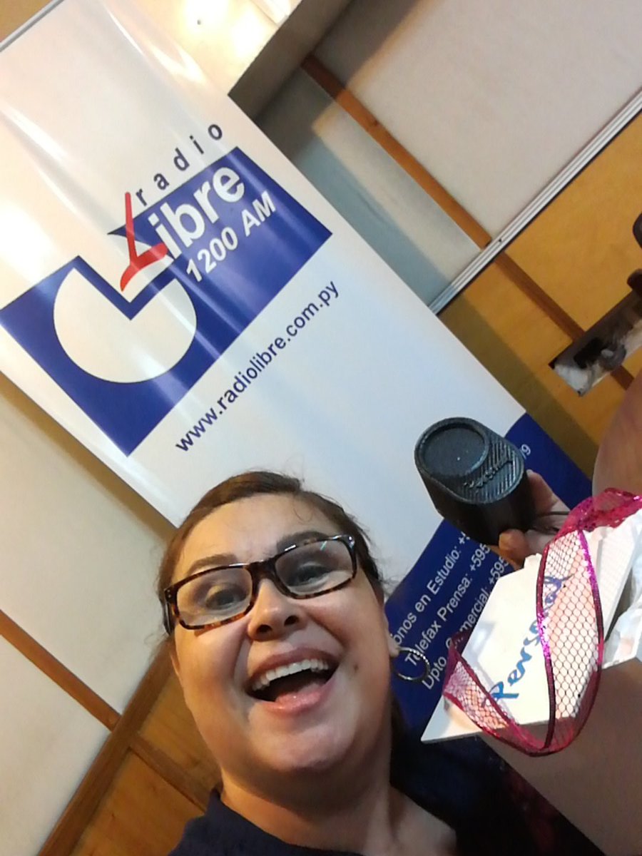 RadioLibrePy's tweet photo. Gracias amigos de @personalpy por este detalle para nuestra conductora de #ApuraVidaPy @lizzabogado ya lloré pusimos música y luces a la tarde. https://t.co/L9FPvOAnQJ