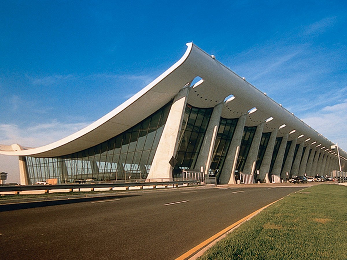 DMVFollowers's tweet image. Around 200 workers at Dulles Airport walked off the job at 3 a.m. this morning during a protest to raise wages from $6.50 an hour to $15 per hour. Employees will not return to work for two days.
