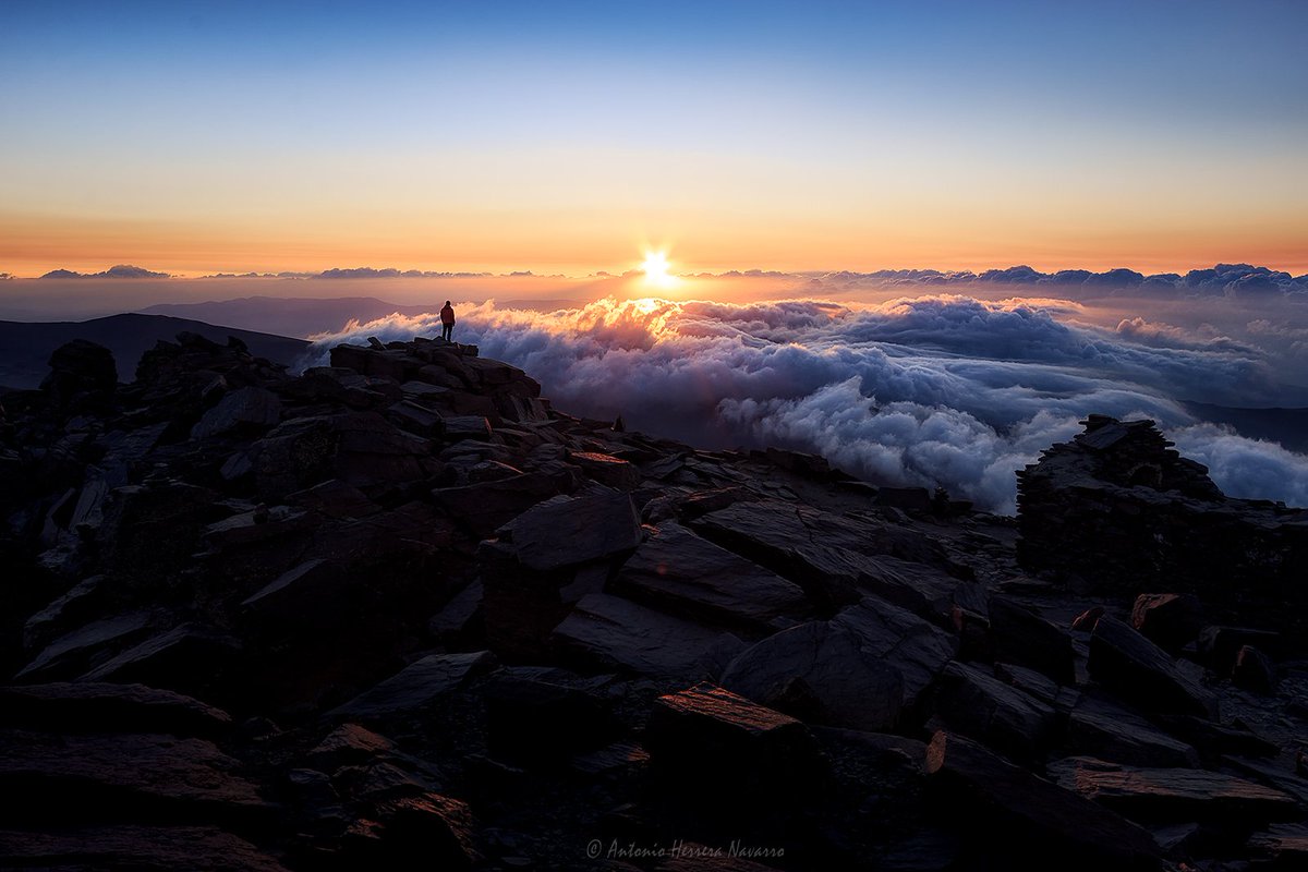 ahenav's tweet photo. Autorretrato al amanecer, cima del Mulhacén, Sierra Nevada, verano 2017 https://t.co/1IpWQelkKF