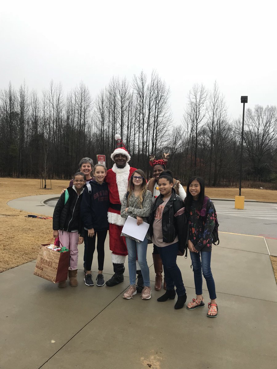 colliervillems's tweet photo. Santa Jones and his elves wish you a safe a joyous holiday season! https://t.co/gkqTbFw2zs