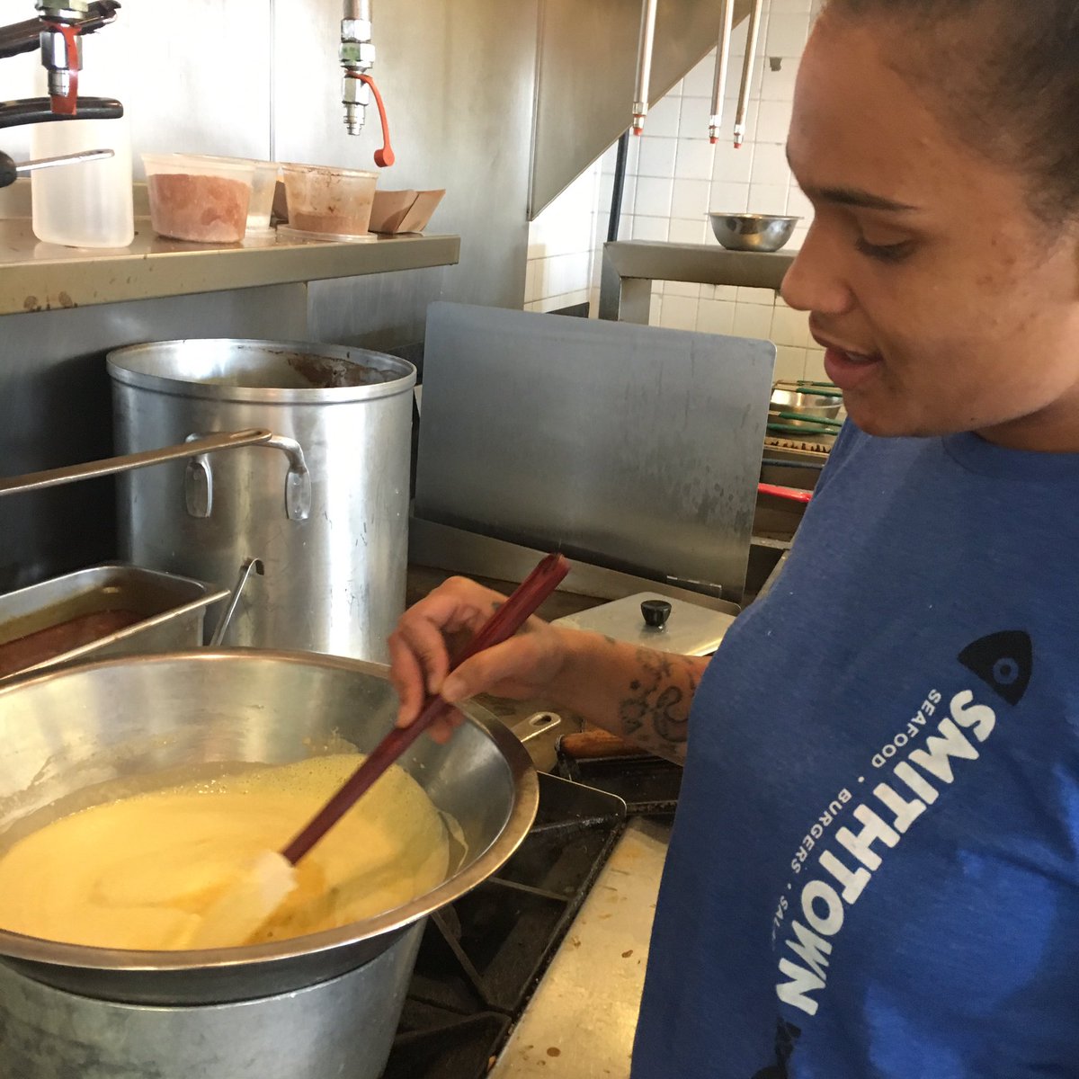 SmithtownSF's tweet photo. Bre learning how to make Tiramisu for our Feast of Seven Fishes tomorrow night! https://t.co/Y0TyOWvdmM
