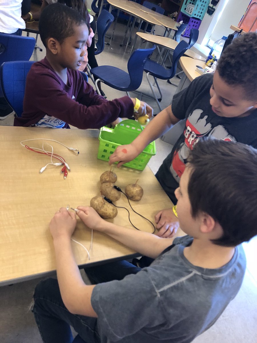 MrsTaylorReyn's tweet photo. Creating electrical circuits using lemons, oranges, and potatoes to light up an led bulb 💡 #STEMcation #REYNproud #sciencerules https://t.co/cpBDMPw00c