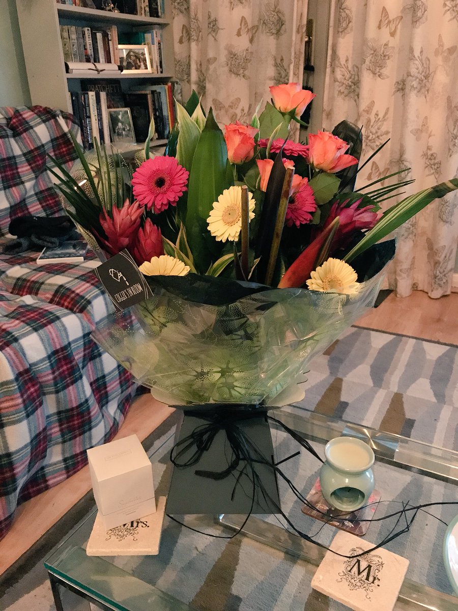 Kristiesicolo's tweet photo. Absolutely stunning flowers from our lovely @QMgmtActors @MrJACK_JONES from @CoggersinBloom and wonderful Seychelles candle from @thewhitecompany off our gorgeous @LittleLottie92 #spoiltrotten #clients #agents #myhousesmellsamazing https://t.co/iYaEL9R3t9