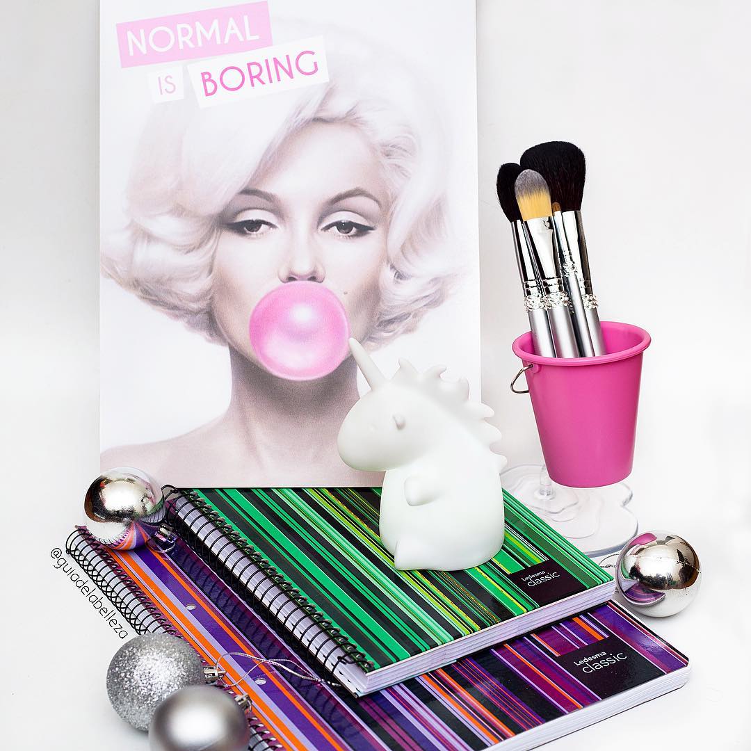 Nuestros elegidos para regalar esta Navidad: Lámina rígida con foto de Marilyn, Lapicero Balde y lámpara Unicornio de #gorsh. Y para los amantes de la escritura, nada más lindo que un buen cuaderno <a href="/SomosLedesma/">Ledesma</a> para anotar y planificar ideas para este 2018 que está por comenzar.