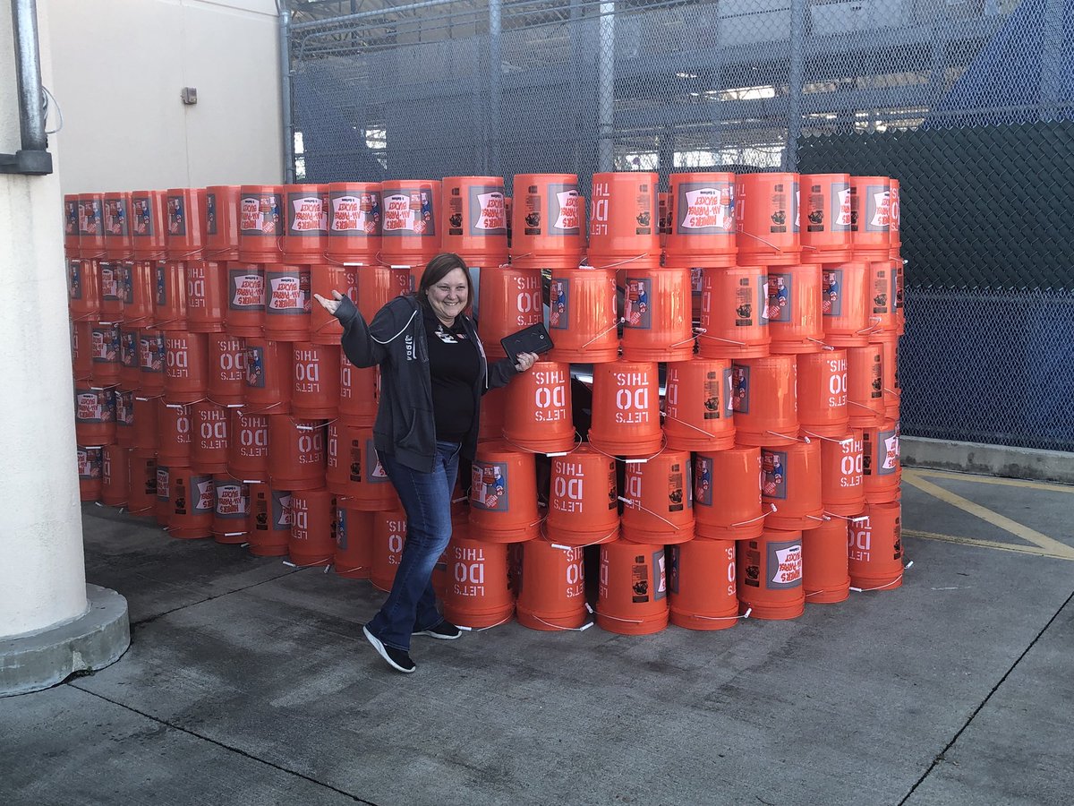 linda7664's tweet photo. Where’s Aimee’s car???? You are going to be missed!!! #noshrinkwrap #hidingbehindbuckets https://t.co/AOhYhKz909