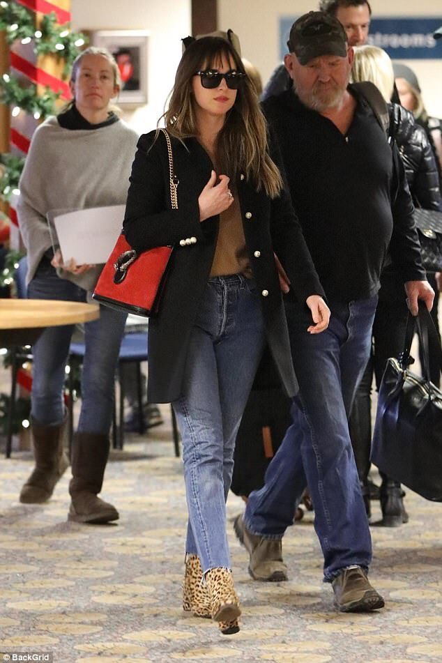 msgiorgiap's tweet photo. 📷 Dakota was spotted arriving in Aspen today! [dailymail] #DakotaJohnson https://t.co/eWko5PNFHN