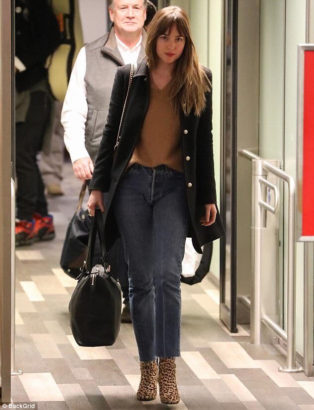 📷 Dakota was spotted arriving in Aspen today! [dailymail] #DakotaJohnson