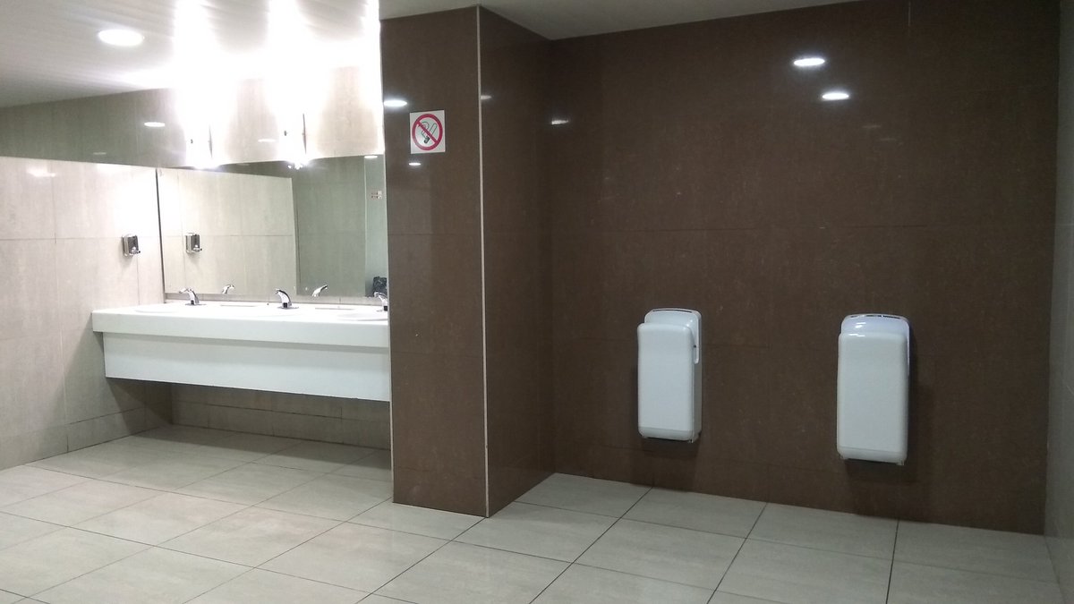 Где туалет где туалет песню. Общественные туалеты в Анапе. Общественные туалеты рядом с красной площадью. Общественный туалет на красной площади. Туалет красная площадь Краснодар.
