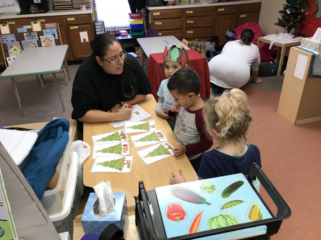 Dee442901's tweet photo. Ms Lori’s PM elves helping Santa #Breakoutedu #prek @MTEUSD202 @Bellicia36 https://t.co/gHRE7A9CDp