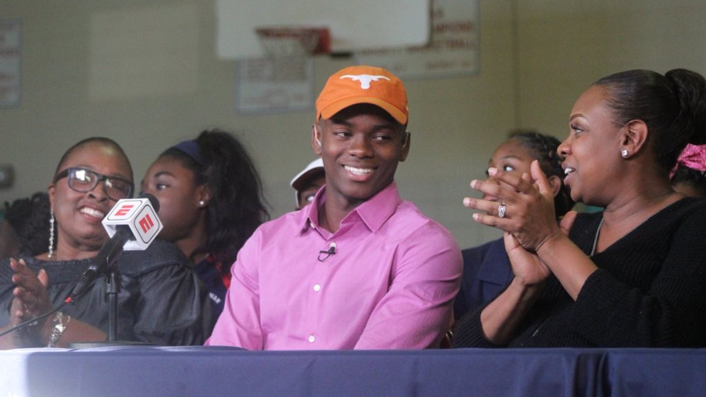 xtramancardsusa's tweet image. Four-star CB #AnthonyCook stays close to home by picking #Texas usatodayhss.com/2017/four-star…