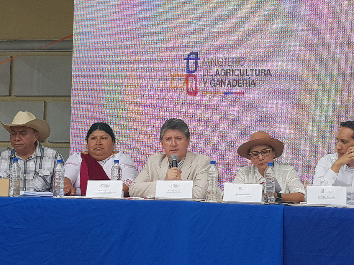 AgriculturaEc's tweet photo. "Es el Primer Consejo Sectorial que se ha empoderado y su esfuerzo ha permitido diálogos y acuerdos" #RubénFlores #KitsInvierno2018 https://t.co/kFxT12hxI4