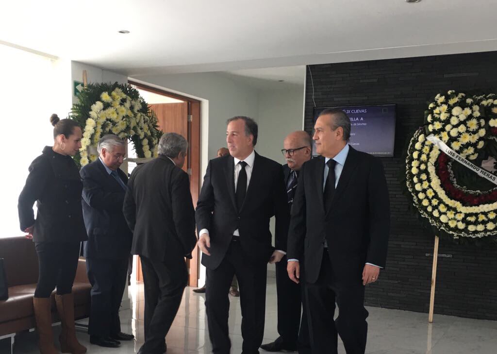 MFBeltrones's tweet photo. Mi esposa Sylvia, mi familia y yo, agradecemos y valoramos la solidaridad y presencia de @JoseAMeadeK en estos momentos. https://t.co/oMFsE6VhOy