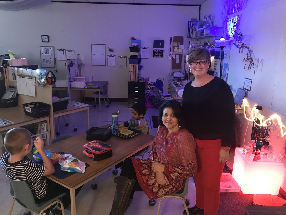 paul_dasilva12's tweet image. #SelfReg at work @HuntingtonRidg1 supporting our small friends keep #calmalertandlearning #weteachhumans @wonderstaples #peel21st @PeelSchools