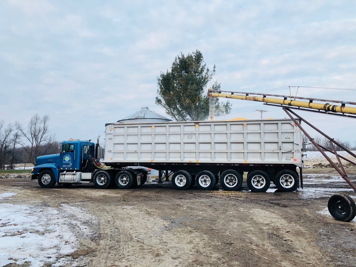 robertreese_4's tweet photo. #corn17 continues to leave the farm :) https://t.co/npU27qV7C2