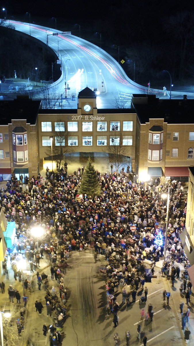 bschlep1's tweet photo. #LightingTheTree @CityofShakopee @DowntownShako A Very Merry Christmas & Happy Holidays to all! #Shakopee MN https://t.co/9scPeY6O9I