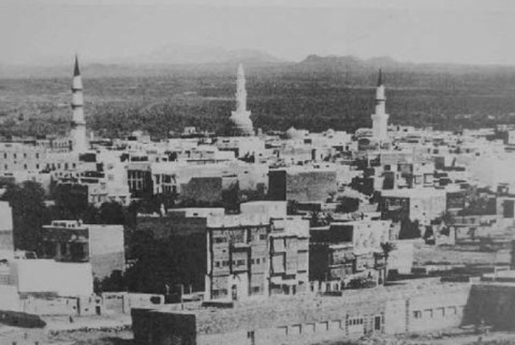 للتاريخ، وكما ذكره السيد عثمان حافظ، في مذكراته (صور وأفكار): السيد حسن فدعق، إمام الشافعية بالحرم المكي، جدي لوالدي، ترأس لجنة لإحصاء وإسعاف وإعادة النازحين من أهل المدينة المنورة الذين هجرهم فخر الدين باشا، آخر حاكم عثماني لها، وساهم في إرجاع حوالي ٥٠٠٠ ممن نجا من ذلك الظلم.