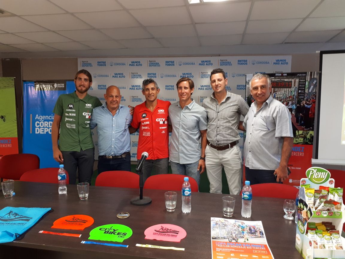 og_races's tweet photo. Presentamos la #CopaOscarGalindez  en el estadio #kempes. Gracias @DeportesCba y patrocinadores por el apoyo! https://t.co/70GIQcABRu