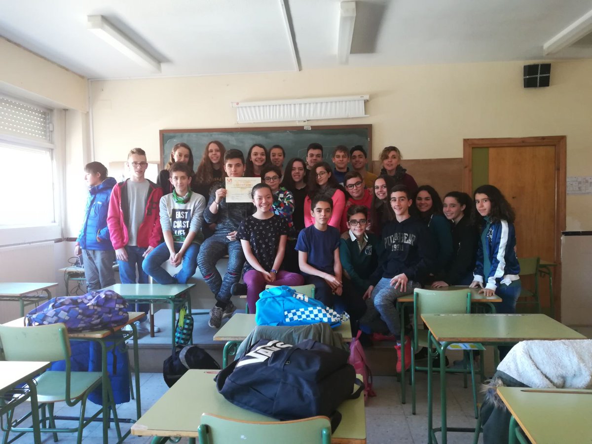 Os dejamos unas fotos del grupo más solidario en la campaña de recogida de alimentos de este año. 
Es el 2º de la ESO C. Ha sido el grupo que más alimentos ha aportado a esta campaña.
Muchas gracias chavales!!!