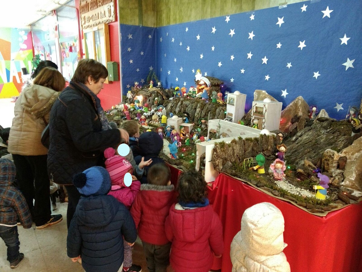 El 14 de diciembre visitaron nuestro belén los niños de la guardería de la Diputación. Esta visita la hemos agradecido mucho, pues nos han cantado unos preciosos villancicos.
Muchas gracias "peques"