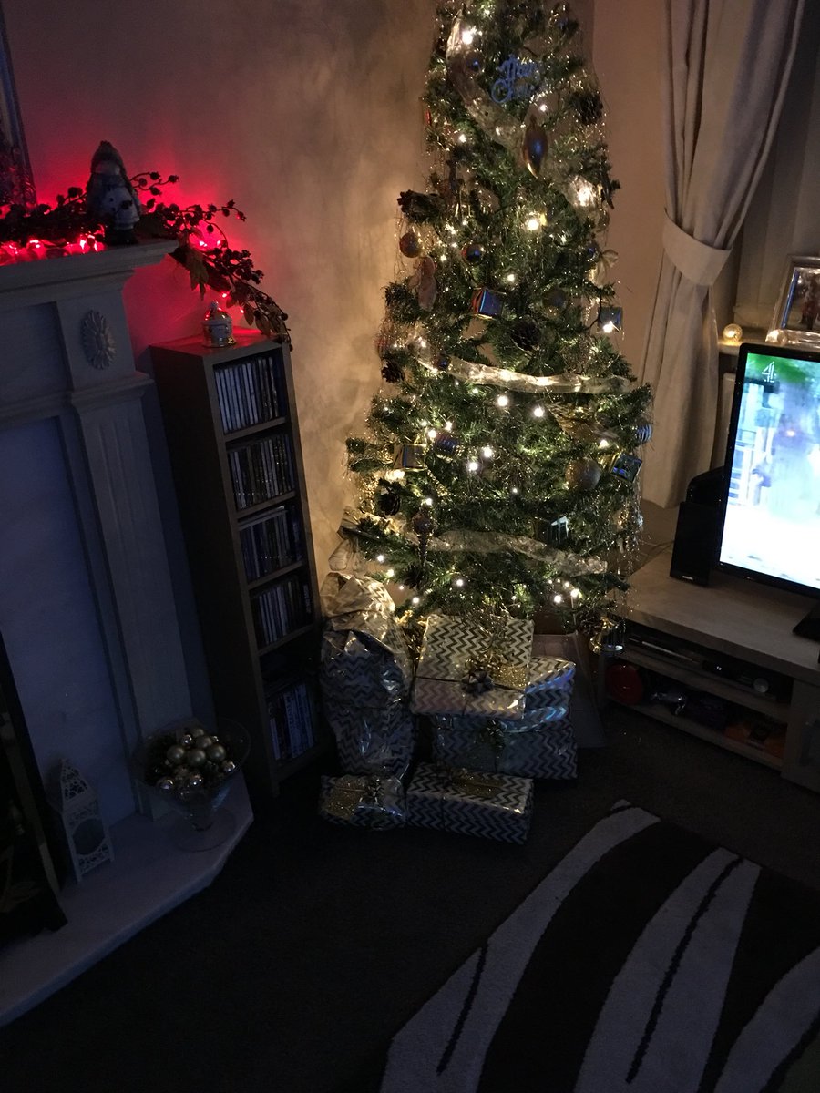 meloxxo's tweet photo. @KirstieMAllsopp my tree https://t.co/LgI9wl2uLB