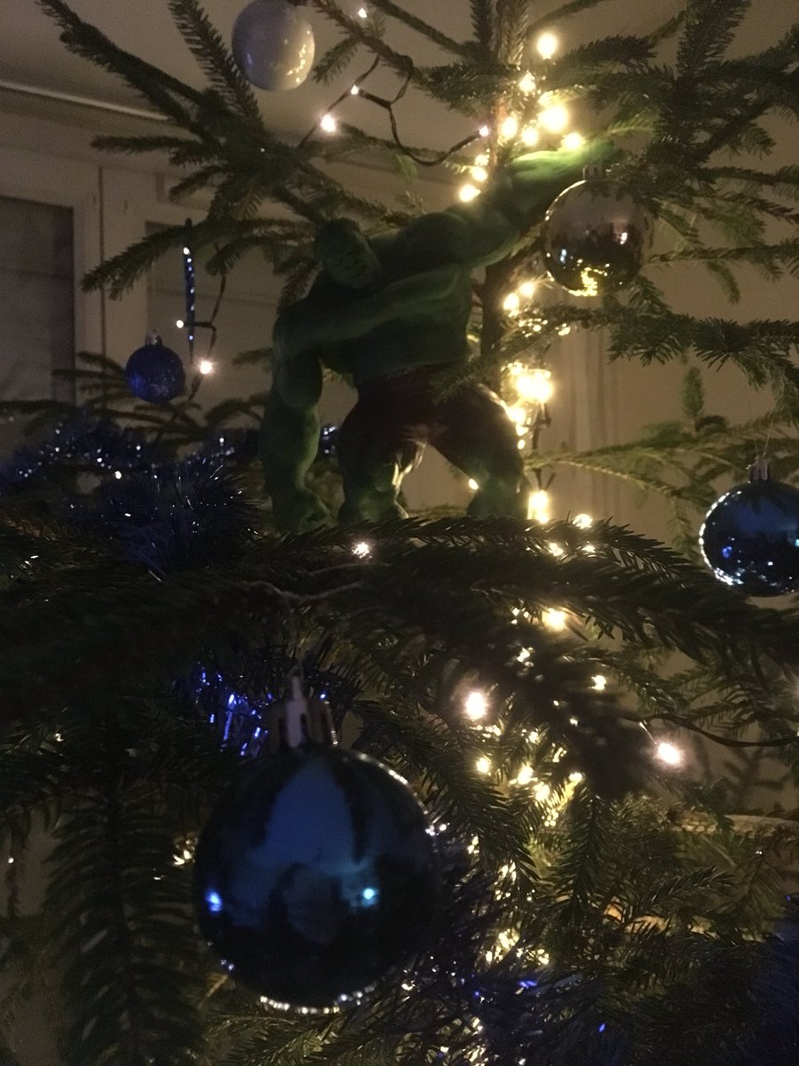 Areechan's tweet photo. Hulk a trouvé sa place dans le sapin 🎄☃️#christmastree #noel #Hulk #SantaHulk https://t.co/KbtYJ6KxCl