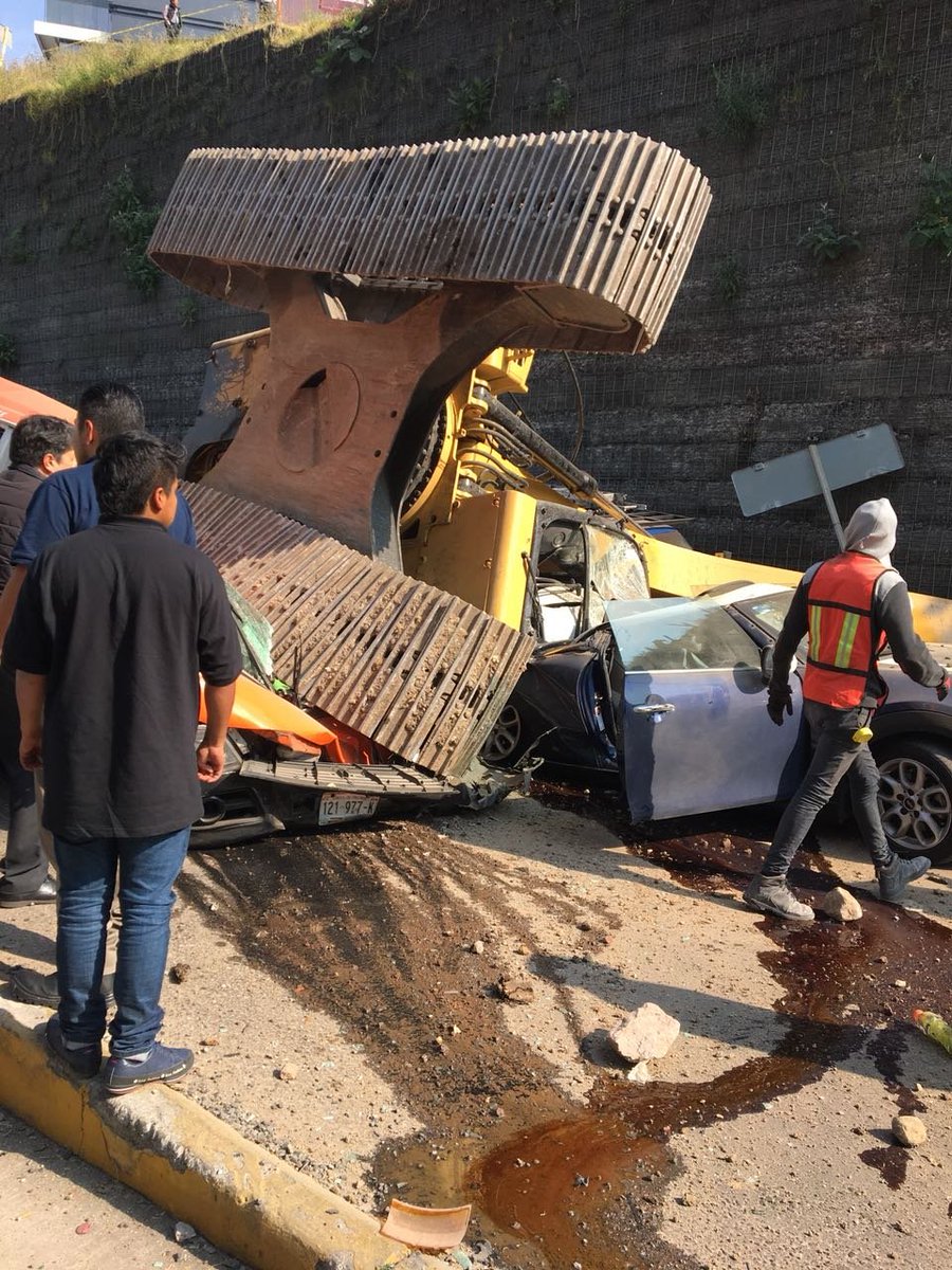AutosyMas's tweet photo. GRAVE ACCIDENTE en Interlomas, una Retro Excavadora cae sobre varios vehículos.  EXTREMA Precauciones, evita la zona, tránsito un desastre. 

RT RT RT https://t.co/4KouBUnEP1