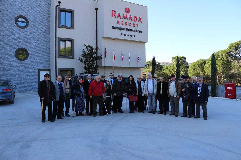 ramadakazdagi's tweet photo. Kızılay Edremit Huzurevi Sakinlerini Ağırladık
Kızılay Edremit Huzurevi’nde kalan 20 sakin otele ait bir servis aracı ile alınarak otelimize getirildi. Kendilerine kahvaltı ikram edildi. Tarafımızdan ağırlanan huzurevi sakinleri ile güzel bir gün #wyndhamrewards #wyndhamrewardstr https://t.co/5zO9YgSahj