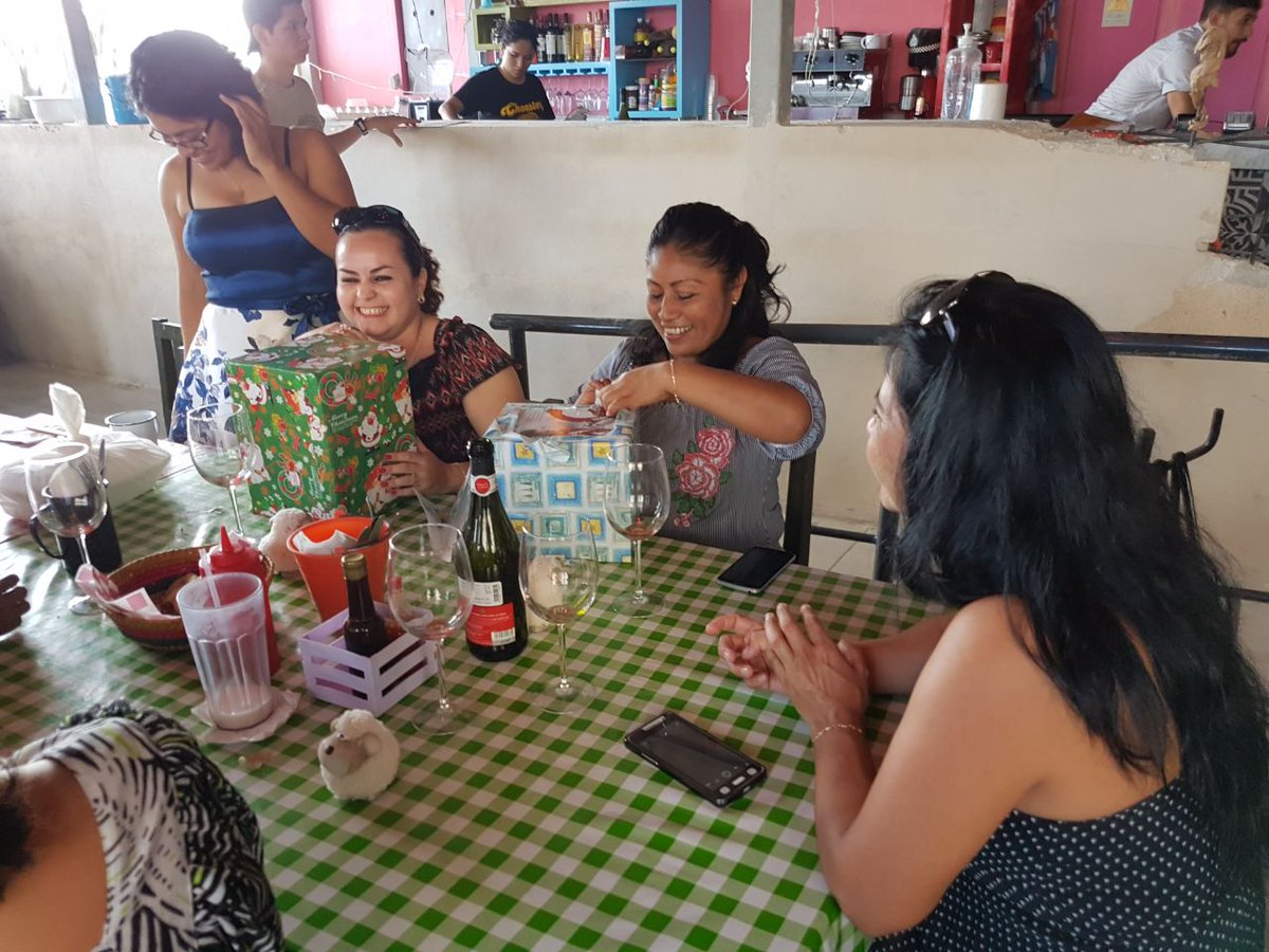 LauraTlapa's tweet photo. Una tarde maravillosa con mis compañeras de trabajo Gracias por todo chicas LAUREN https://t.co/oTOAak3WZq