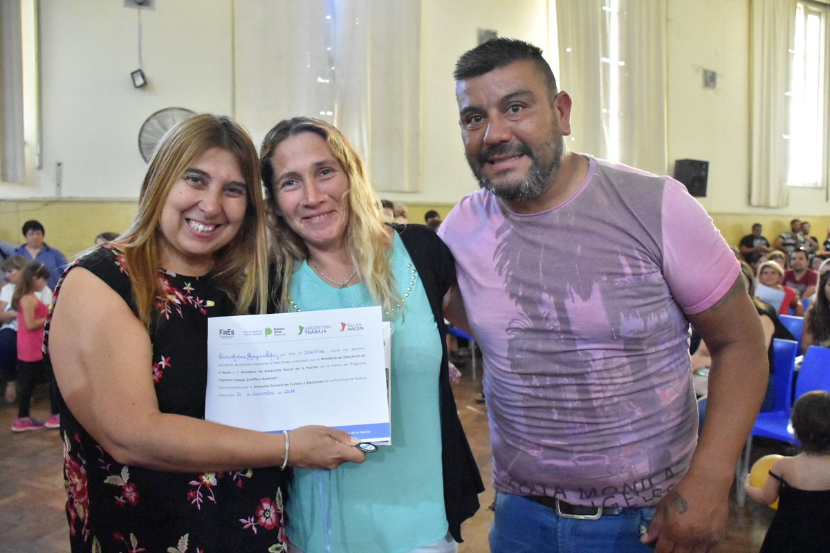 MuniChivilcoy's tweet photo. #AHORA Acto de egreso de Plan Fines 2 en la Escuela Técnica. @BritosGuillermo https://t.co/hXvHgB2ycj