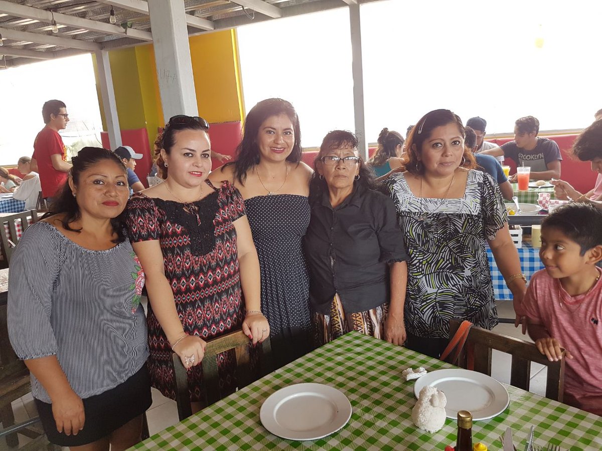 LauraTlapa's tweet photo. Festejando a las chicas lauren https://t.co/RA9hsE1RXD