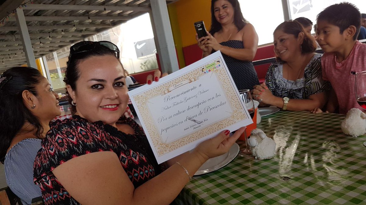 LauraTlapa's tweet photo. Festejando a las chicas lauren https://t.co/RA9hsE1RXD