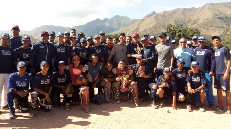 LIVPOficial's tweet photo. ¡@MMacademybb #Blue es el #CampeonLIVP⚾️ al vencer a su similar de @araguapl #Blue en la #BlueFinal🔵⚾️ de la #LIVP⚾️! #WinterHeat🔥⚾️ https://t.co/EiyWQaBitU