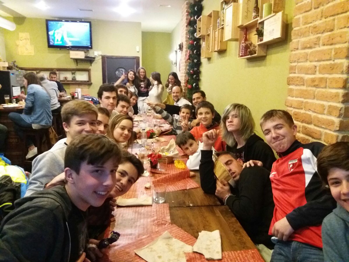 Tkd_Villanueva's tweet photo. Cena navideña del club taekwondo Villanueva del Pardillo 🍗🥓🍗🍩🍫
#cenanavidad #taekwondo #villanuevadelpardillo #vvadelpardillo #amigos #familia https://t.co/1FVCPtFg3J